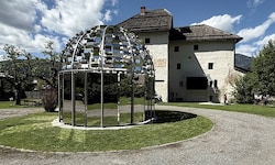 Schloss Möderndorf mit Ingeborg-Bachmann-Kuppel: Vorne ein Kunstwerk für eine Sprachgewaltige, ...