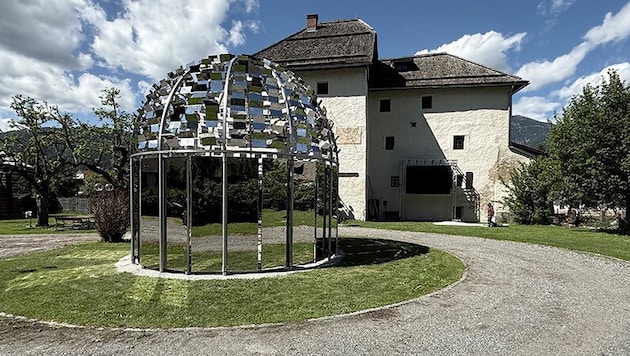 Schloss Möderndorf mit Ingeborg-Bachmann-Kuppel: Vorne ein Kunstwerk für eine Sprachgewaltige, ...