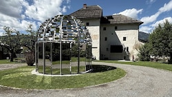 Schloss Möderndorf mit Ingeborg-Bachmann-Kuppel: Vorne ein Kunstwerk für eine Sprachgewaltige, ...