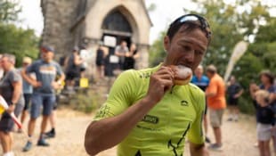 Markus Fruehmann Im Ziel am Hermannskogel gab es für Michael Strasser erst einmal einen Krapfen von Partner ...
