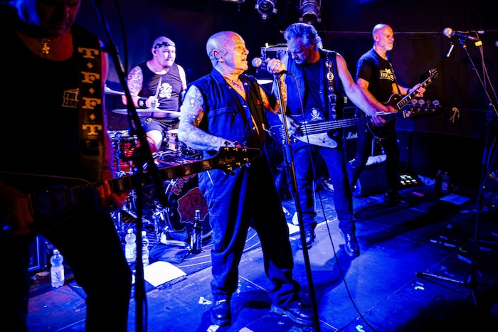 Rose Tattoo live bei ihrem bislang letzten Österreich-Gig 2019 im Wiener Viper Room – bis auf ...
