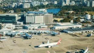 Der Flughafen Sydney leidet unter Personalmangel, doch der Flugverkehr nimmt zu. Das erhöht das ...