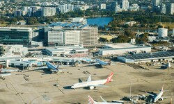 Der Flughafen Sydney leidet unter Personalmangel, doch der Flugverkehr nimmt zu. Das erhöht das ...