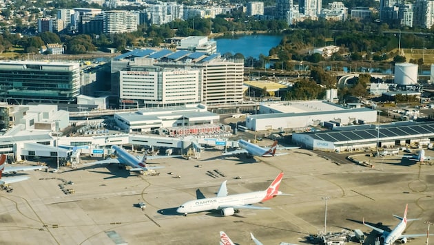 Der Flughafen Sydney leidet unter Personalmangel, doch der Flugverkehr nimmt zu. Das erhöht das ...