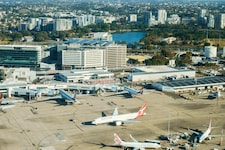 Der Flughafen Sydney leidet unter Personalmangel, doch der Flugverkehr nimmt zu. Das erhöht das ...