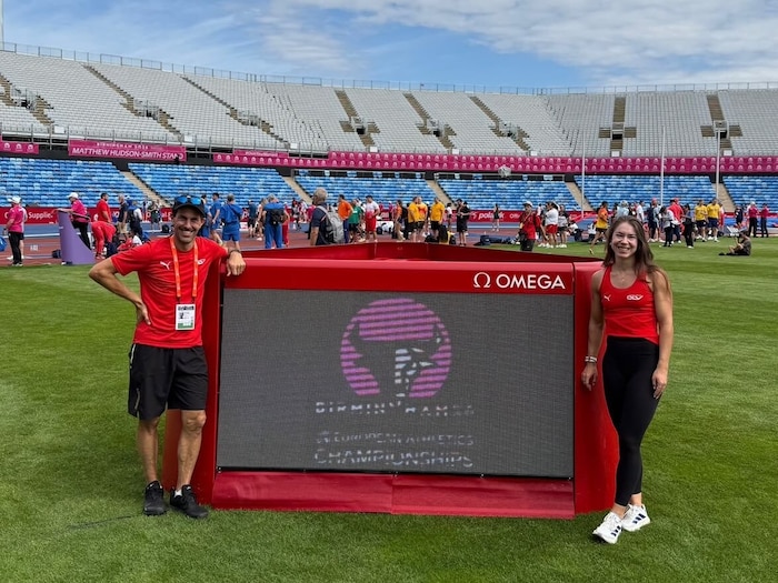 Vorab schnupperten Isabel Posch und Trainer Christian Gutgsell bereits Stadionluft.