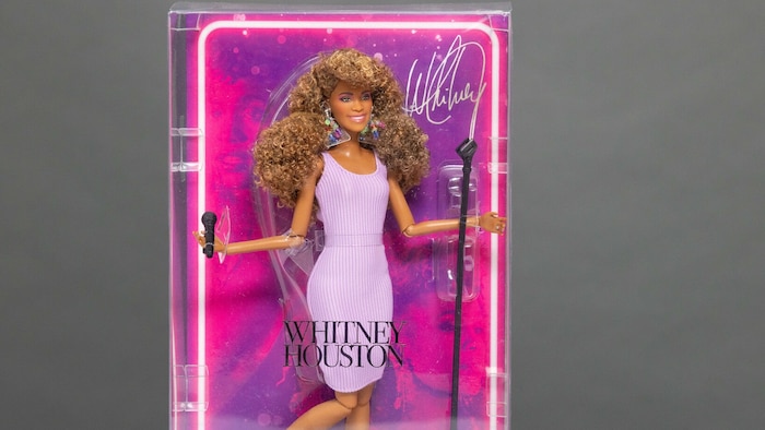 Die Barbie soll an das legendäre Musikvideo von „I wanna dance with somebody“ erinnern.