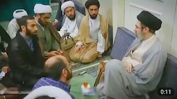 Ein Video, dass Mojtaba Khamenei zeigt, wurde am Samstag veröffentlicht. Es dürfte aber vor ...