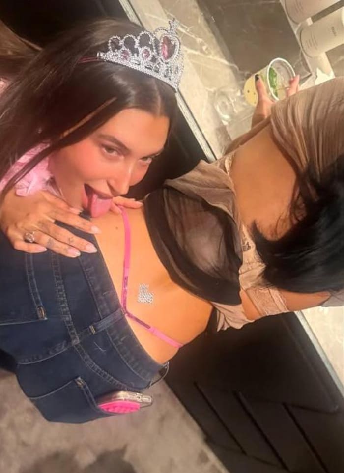 Hailey Bieber repostete ein Foto ihrer Freundin Devon Lee Carlson, das sie beim Ablecken ihres ...