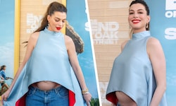 Anne Hathaway war mit diesem Bauchfrei-Look bei der Premiere von „The End of Oak Street“ ...