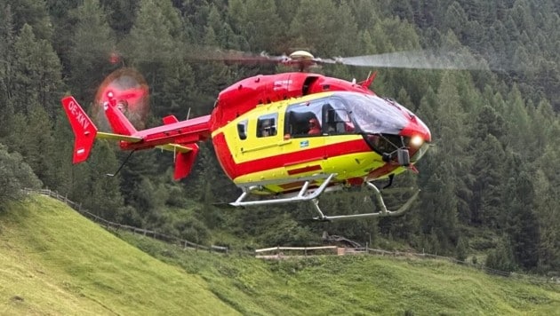 Mit dem Notarzthubschrauber wurde der Schwerverletzte in die Klinik Innsbruck geflogen ...