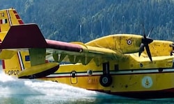 Ein Löschflugzeug holt am Montag Wasser aus dem Weißensee