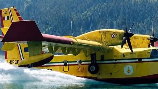 Ein Löschflugzeug holt am Montag Wasser aus dem Weißensee