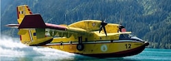 Ein Löschflugzeug holt am Montag Wasser aus dem Weißensee