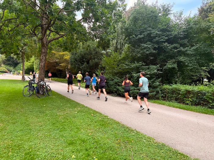 Der Parkrun startet jeden Samstag um 9 Uhr beim Flaggen-Denkmal im Park.