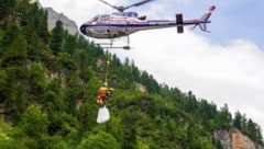 Die Einsatzkräfte bekämpfen aktuell einen Waldbrand in der Nähe des Nordportals des ...