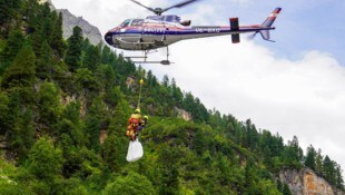 Die Einsatzkräfte bekämpfen aktuell einen Waldbrand in der Nähe des Nordportals des ...