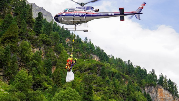 Die Einsatzkräfte bekämpfen aktuell einen Waldbrand in der Nähe des Nordportals des ...