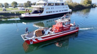 Das völlig zerstörte Segelschiff wurde damals vom Feuerwehrboot „Föhn“ geborgen.