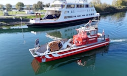 Das völlig zerstörte Segelschiff wurde damals vom Feuerwehrboot „Föhn“ geborgen.