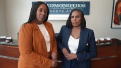 Cassandra Barksdale (li.) wurde die gesunde Gebärmutter entnommen. Ihre Anwältin kämpft für sie.