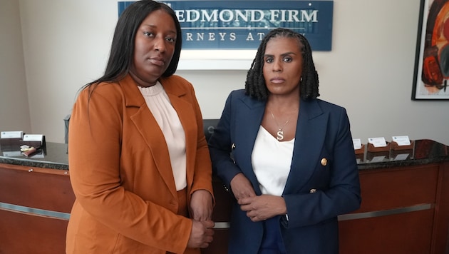 Cassandra Barksdale (li.) wurde die gesunde Gebärmutter entnommen. Ihre Anwältin kämpft für sie.