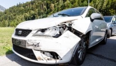 Beide Unfallautos wurden stark beschädigt.