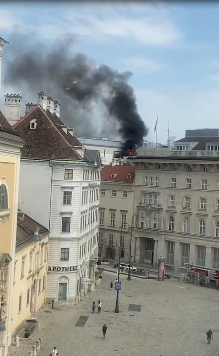 In dem Dachgeschoss des Hauses begann es plötzlich zu brennen.
