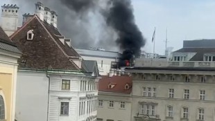 In dem Haus begann es aus bislang unbekannten Gründen zu brennen.