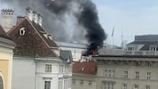 In dem Haus begann es aus bislang unbekannten Gründen zu brennen.
