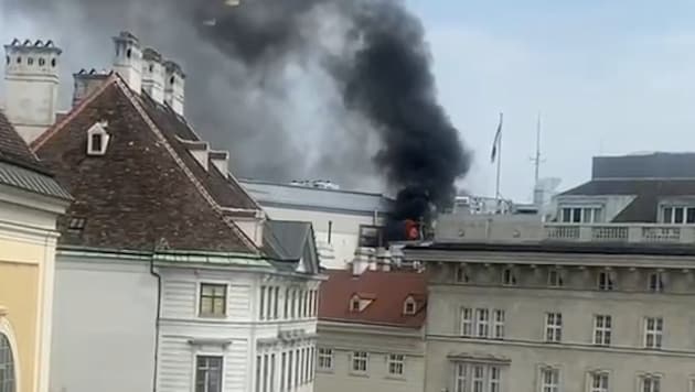 In dem Haus begann es aus bislang unbekannten Gründen zu brennen.