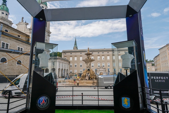 Dienstag waren die Aufbauarbeiten für die Fanzone in der Salzburger Innenstadt noch in vollem ...