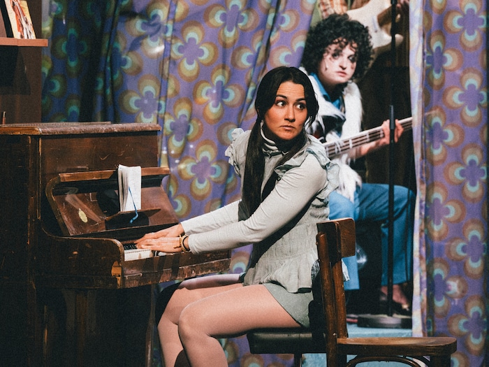 Luiza Monteiro in „Kafana Beisl Culture Clash“ im Grazer Schauspielhaus