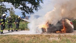 Beim Eintreffen der Feuerwehr stand der Pkw bereits in Vollbrand.
