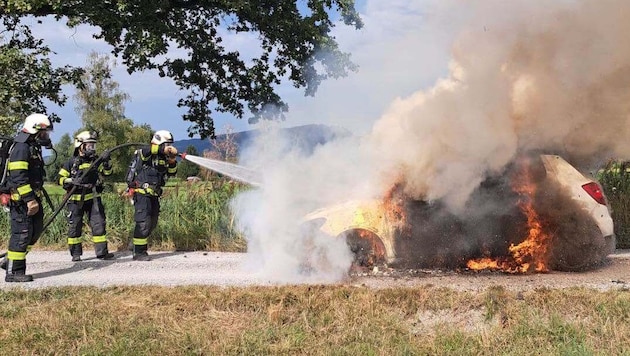 Beim Eintreffen der Feuerwehr stand der Pkw bereits in Vollbrand.