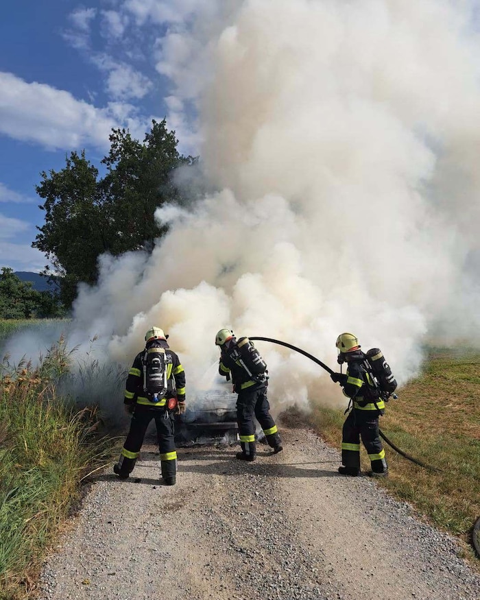 Die Lauteracher Feuerwehr im Löscheinsatz.