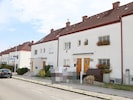 Die zwölfköpfige Familie bewohnt eine Haushälfte in der Gemeindebau-Siedlung in Wien-Hietzing.