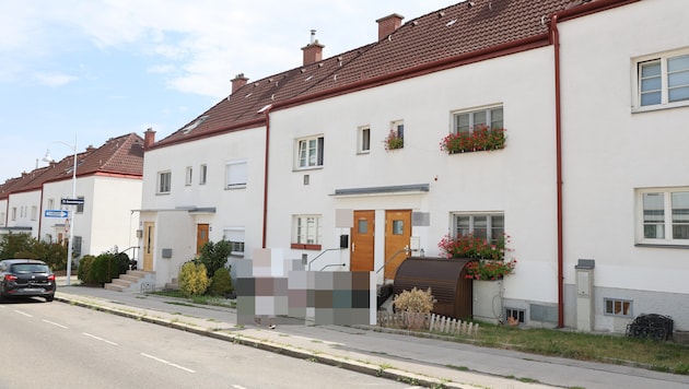 Die zwölfköpfige Familie bewohnt eine Haushälfte in der Gemeindebau-Siedlung in Wien-Hietzing.