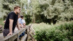 Grünen-Landesrat Stefan Kaineder beim Lokalaugenschein in Langenstein. Von dieser Brücke sind ...