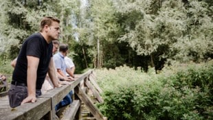 Grünen-Landesrat Stefan Kaineder beim Lokalaugenschein in Langenstein. Von dieser Brücke sind ...