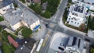 Der Blick von oben zeigt: Es steht beim Kreisverkehr nur wenig Platz zur Verfügung.