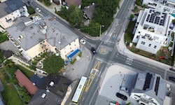 Der Blick von oben zeigt: Es steht beim Kreisverkehr nur wenig Platz zur Verfügung.