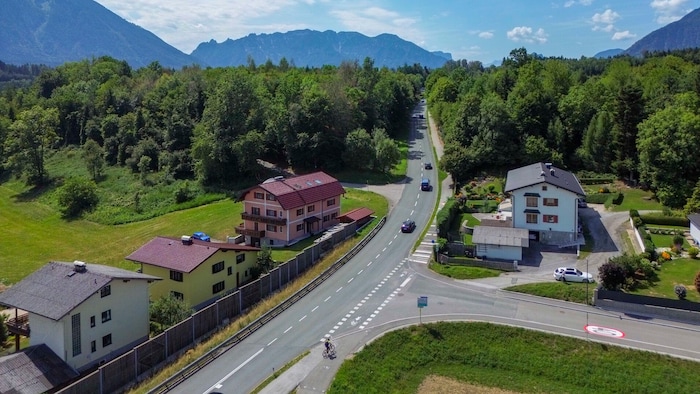 Hier, in Wals auf der B1 Richtung Grenze, fuhr der Porsche-Lenker die ansteigende Straße ...