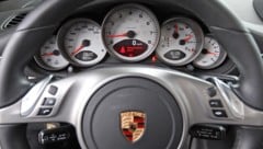 Einen Porsche mit 480 PS, vermutlich ein 911er, lenkte der Fahrer zu laut an der Polizei vorbei.
