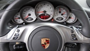 Einen Porsche mit 480 PS, vermutlich ein 911er, lenkte der Fahrer zu laut an der Polizei vorbei.