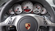 Einen Porsche mit 480 PS, vermutlich ein 911er, lenkte der Fahrer zu laut an der Polizei vorbei.