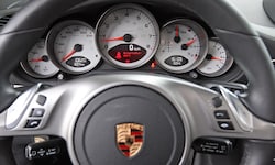Einen Porsche mit 480 PS, vermutlich ein 911er, lenkte der Fahrer zu laut an der Polizei vorbei.