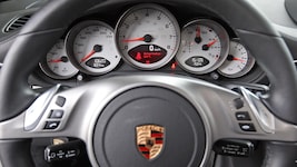 Einen Porsche mit 480 PS, vermutlich ein 911er, lenkte der Fahrer zu laut an der Polizei vorbei.