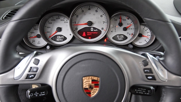 Einen Porsche mit 480 PS, vermutlich ein 911er, lenkte der Fahrer zu laut an der Polizei vorbei.