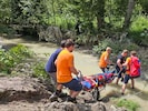 Die Brücke wurde weggerissen. Durch den Graben brachte die Bergrettung den Seniorchef aus dem ...